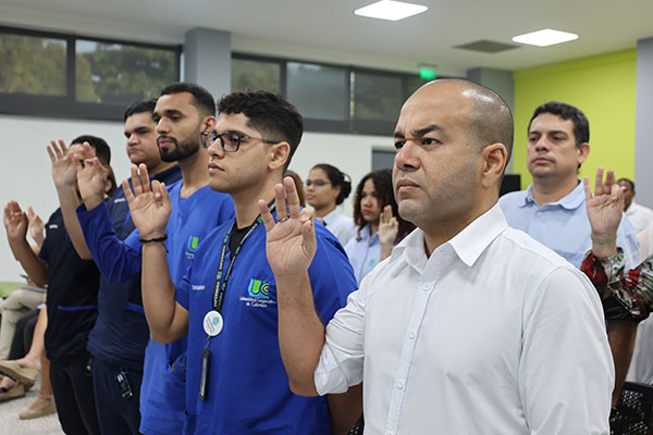 En nombre de la comunidad del Campus Santa Marta, la directora Adriana Santarelli Franco entregó reconocimientos a los líderes salientes. Foto UCC 