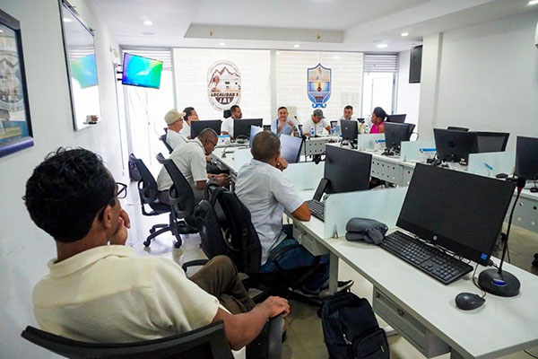 La Essmar también abrió un espacio de diálogo con representantes de las comunidades de distintos sectores de la ciudad. Foto Essmar  