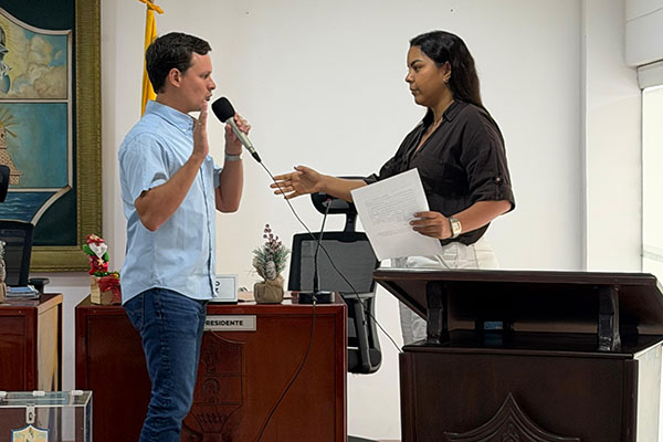 Osvaldo Socarrás Vives, concejal del distrito de Santa Marta en su juramento al ser escogido como presidente de la comisión primera. Foto cortesía prensa Concejo