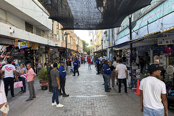Durante los controles adelantados, los funcionarios realizaron socializaciones con los comerciantes para garantizar el orden en el centro de la ciudad. Foto Vepcu