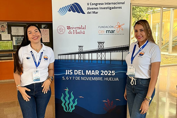 La bióloga Cindy Guette Salazar, docente catedrática de la Facultad de Ciencias Básicas y la ingeniera magister Alix Barreto, docente de la Facultad de Ingeniería, quienes presentaron avances de proyectos de investigación. Foto Unimagdalena.