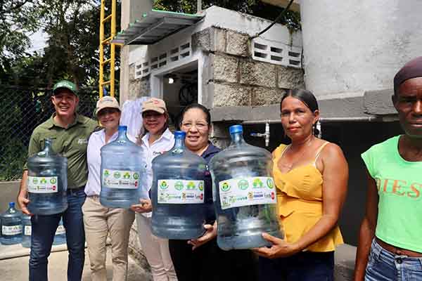 Entrega de botellones a familias para facilitar el almacenamiento seguro del agua tratada. Foto Banasan Entrega de botellones a familias para facilitar el almacenamiento seguro del agua tratada. Foto Banasan