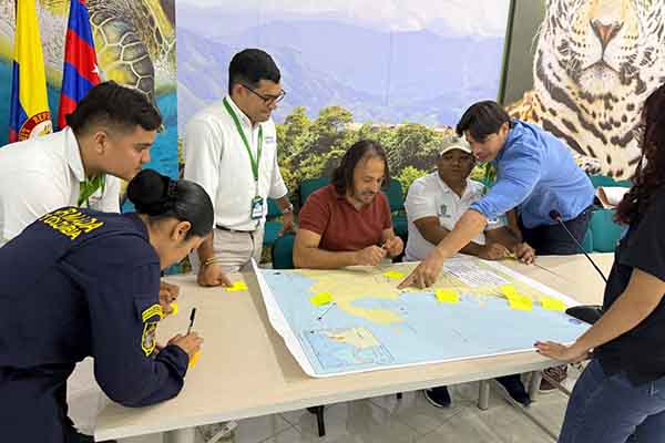 Funcionarios de Corpamag e Invemar, en compañía de miembros de los bomberos de Santa Marta. Foto Corpamag 