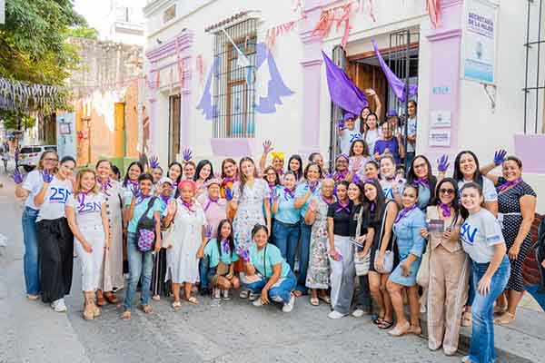 Ingrid Gómez Ceballos, secretaria de la Mujer y Equidad de Género, en compañía de mujeres samarias en la conmemoración. Foto Alcaldía 