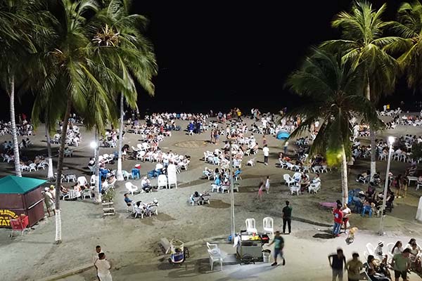 Residentes denuncian la permanencia de personas en la playa hasta altas horas de la madrugada. Aseguran que, por razones ambientales, las playas deberían cerrarse más temprano para permitir su recuperación. Residentes denuncian la permanencia de personas en la playa hasta altas horas de la madrugada. Aseguran que, por razones ambientales, las playas deberían cerrarse más temprano para permitir su recuperación.