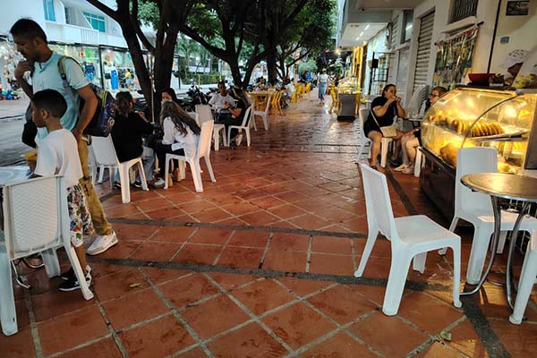 Algunos establecimientos comerciales han extendido sus mesas y mobiliario sobre los andenes, impidiendo el libre tránsito peatonal y obligando a las personas a caminar por la vía. Algunos establecimientos comerciales han extendido sus mesas y mobiliario sobre los andenes, impidiendo el libre tránsito peatonal y obligando a las personas a caminar por la vía.