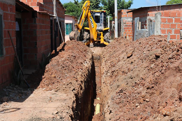 Obreros trabajan en la excavación y adecuación del terreno para la instalación de las nuevas redes en el barrio San Francisco. Foto Alcaldía Municipal de Guamal