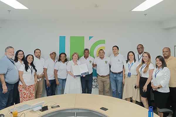 Adriana Santarelli Franco, directora de la UCC Santa Marta en compañía de representantes de la Junta de Acción Comunal del barrio La Bolivariana. Foto UCC