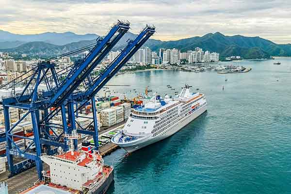 El barco llegó desde Aruba transportando pasajeros principalmente británicos y estadounidenses. Foto Puerto de Santa Marta