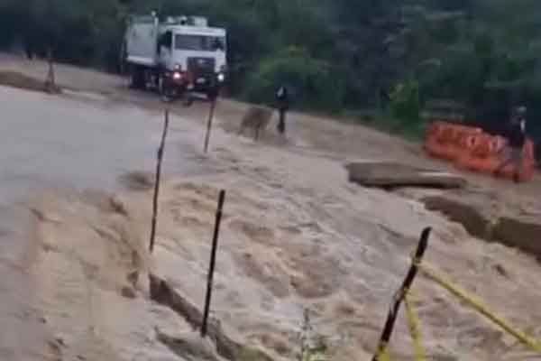 Vía bloqueada por fuertes lluvias. Foto cortesía Tiofilo Rada