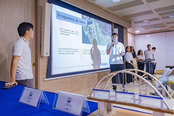 Los estudiantes presentaron un prototipo de puente peatonal sostenible a escala, con materiales como madera, papel aluminio, bambú y otros materiales renovables. Foto Unimagdalena