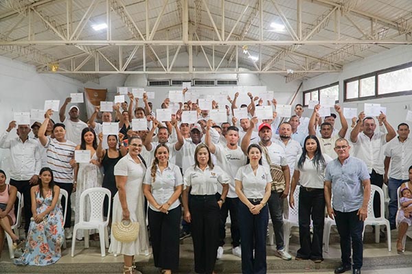 Funcionarios del Sena en compañía de los jóvenes certificados por competencias laborales. Foto Alcaldía de Aracataca