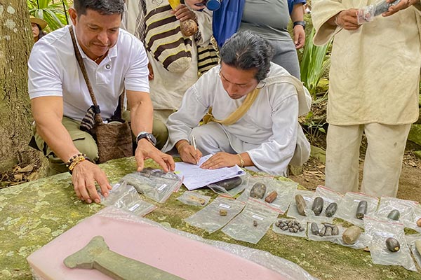  El rector Pablo Vera junto a un equipo interdisciplinar estuvo en Pueblito Sierra Nevada de Santa Marta, regresándole a la comunidad Kogui su patrimonio arqueológico. Foto Unimagdalena