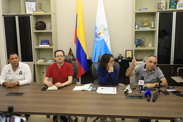 Carlos Pinedo, Alcalde de Santa Marta; Rovitzon Ortiz, subdirector del DNP; Gustavo Hernández, interventor por Unimagdalena; Luis Felipe Gutiérrez, gerente de infraestructura. Foto derechos reservados EL INFORMADOR 