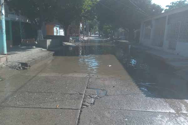 Los residentes aseguran que han pasado varias festividades soportando el mal olor y la presencia constante de aguas residuales frente a sus viviendas. Foto cortesía Los residentes aseguran que han pasado varias festividades soportando el mal olor y la presencia constante de aguas residuales frente a sus viviendas. Foto cortesía 