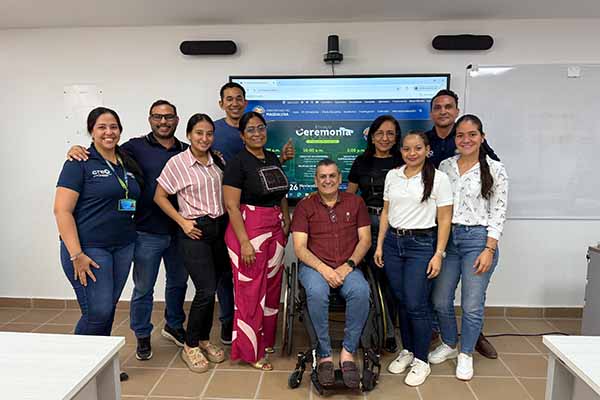 El equipo del CREO y el auditor de Icontec durante la reunión de cierre, en la que se presentaron los resultados finales del proceso de auditoría. Foto Unimagdalena