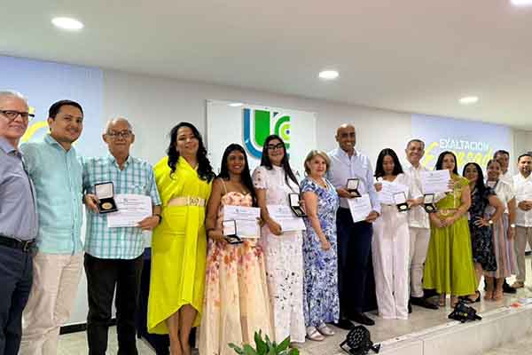 En la gráfica, Adriana Santarelli Franco, directora; Juan Alonso Cortés, subdirector académico y de proyección institucional y José Francisco Vergara, subdirector de desarrollo institucional y financiero, quienes hicieron entrega de la Medalla Alumni y de los certificados correspondientes. 
