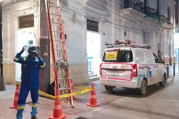 Estas conexiones ilegales generan sobrecargas en la red, incrementando el riesgo de cortocircuitos, incendios y fallas en el suministro de energía en toda la zona céntrica. Foto Air-e 