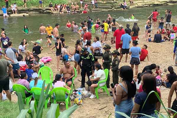 Nativos y turistas en el Río Aracataca disfrutando del puente festivo de la inmaculada concepción. Foto Policía del Magdalena  
