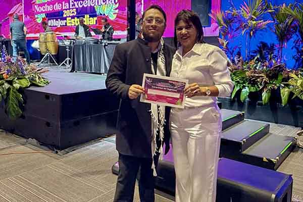 Leynin Caamaño, Vicerrectora Académica, recibiendo el reconocimiento por parte del viceministro de Educación Superior, Ricardo Moreno Patiño. Foto Unimagdalena Leynin Caamaño, Vicerrectora Académica, recibiendo el reconocimiento por parte del viceministro de Educación Superior, Ricardo Moreno Patiño. Foto Unimagdalena