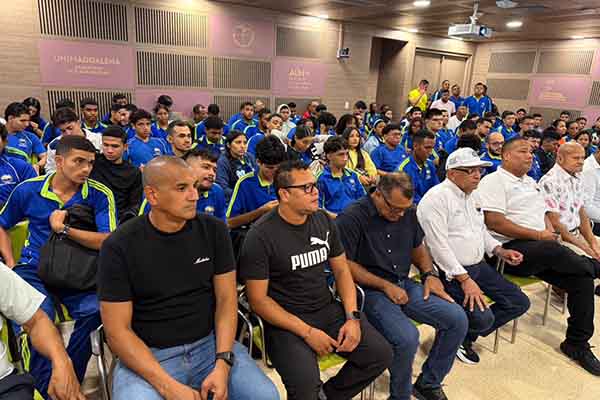 Estudiantes, egresados y presentes en la master class “Origen, memoria, identidad y proyección del deporte samario”. Foto Unimagdalena 
