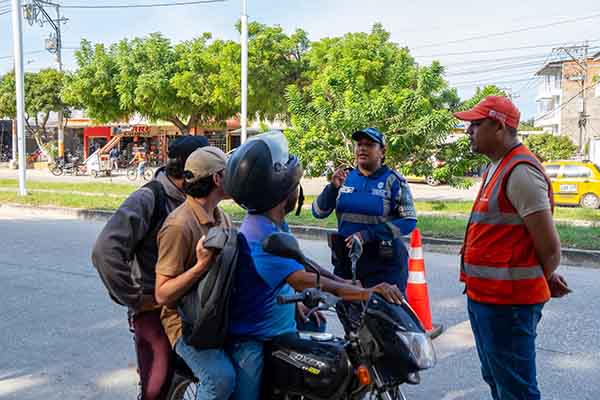 Funcionaria de la oficina de catastro multipropósito en un barrio de la ciudad realizando el proceso de actualización. Foto Alcaldía