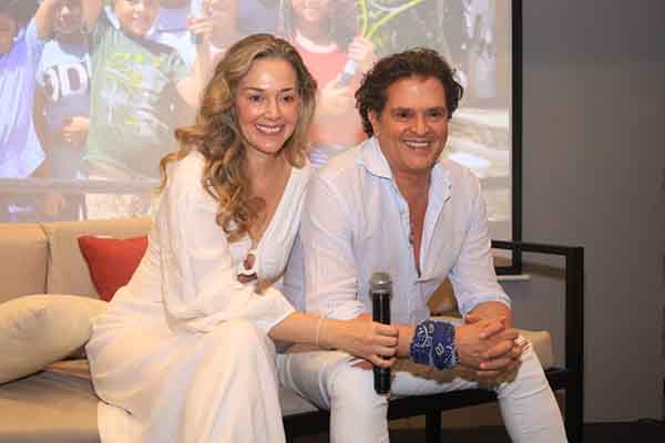 En la fotografía, Carlos Vives, cantautor junto a su esposa Claudia Elena. Foto derechos reservados EL INFORMADOR 
