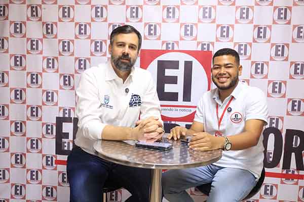 Carlos Jaramillo, secretario de Desarrollo Económico y Competitividad del Distrito; junto a Juan Mozo De Lima, periodista de EL INFORMADOR. Foto derechos reservados / EL INFORMADOR