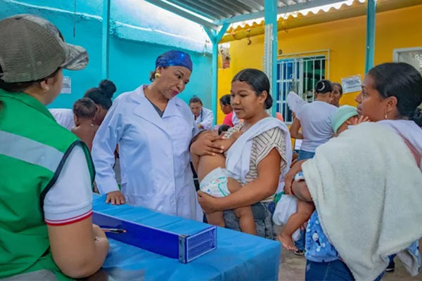 Funcionarias de la secretaria de salud municipal realizando atención a niños en la jornada de salud. Foto Alcaldía municipal 
