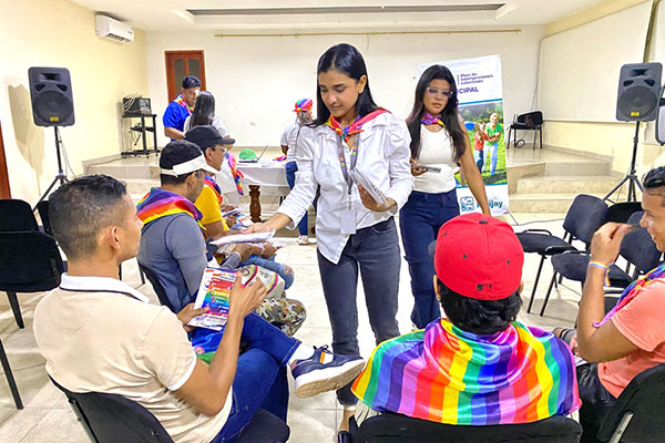 Funcionarios de la oficina de la mujer y del hospital ‘Santander Herrera’ en compañía de miembros de la comunidad Lgbtiq+ del municipio de Pivijay. Foto Alcaldía de Pivijay