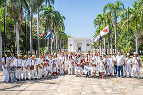 Carlos Pinedo Cuello, alcalde de Santa Marta, junto con la comunidad indígena. Foto Alcaldía 