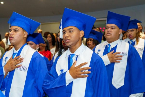 El acto de graduación de estos 100 estudiantes se cumplió en el Teatro Santa Marta. Foto Alcaldía