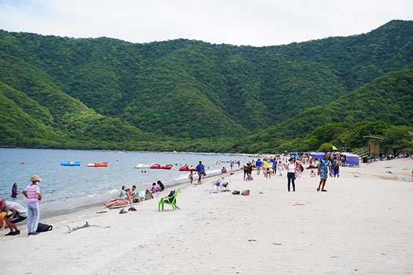 Uno de los lugares mágicos que pueden encontrar los visitantes en Santa Marta, es Bahía Concha, esta playa perteneciente al Parque Nacional Natural Tayrona, encanta a visitantes por sus aguas cristalinas y olas suaves; los viajeros pueden disfrutar de un baño contemplando la magia de las montañas de la Sierra Nevada.