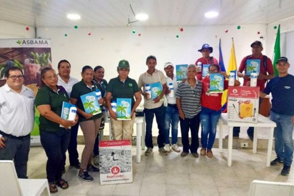 Funcionarios de Asbama con los productores beneficiados en la entrega de insumos en Zona Bananera. Foto Asbama 