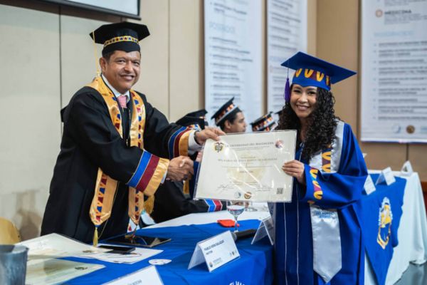 Pablo Vera Salazar, Rector de Unimagdalena, liderando la entrega de los diplomas a los nuevos graduandos de la institución. Foto Unimagdalena 