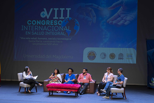 La decana Karin Rondón como moderadora del panel “500 años de salud: del saber ancestral a la inteligencia artificial”, con invitados locales y nacionales.