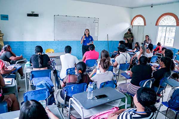 Funcionaria de la USM socializando con la comunidad de Santa Marta la oferta institucional del próximo año. Foto Alcaldía 
