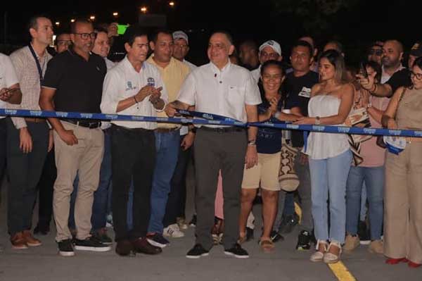 Carlos Pinedo Cuello, Alcalde de Santa Marta, inaugurando oficialmente la nueva vía. Foto derechos reservados EL INFORMADOR 