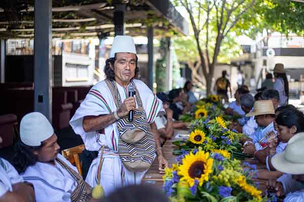 La Mesa contó con la participación de los ‘Mamos’ y Cabildos representantes de los siete pueblos indígenas. Foto Alcaldía 
