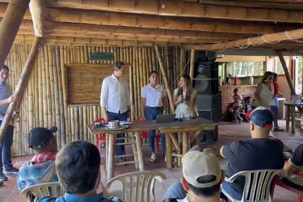 En las mesas de trabajo con campesinos, indígenas y excombatientes, la empresa reafirmó su interés en promover un nuevo modelo de relacionamiento comunitario. Foto Air-e