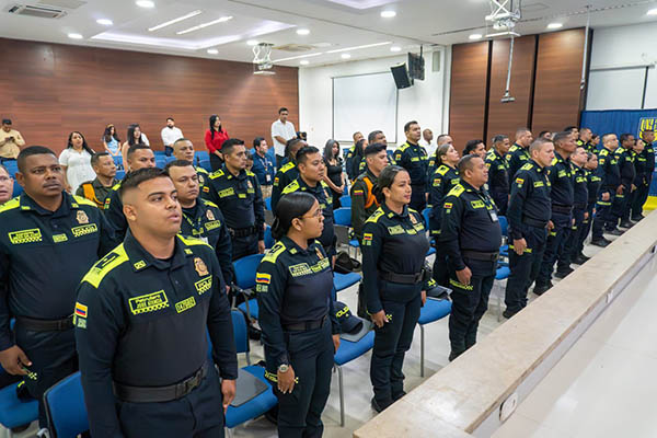 Miembros de la Policía Metropolitana recibiendo sus certificaciones en DDHH. Foto Alcaldía 
