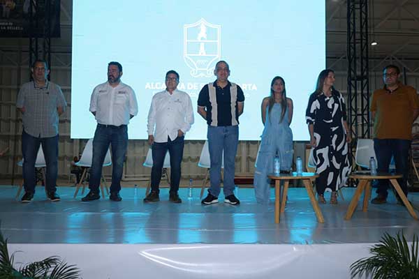 Carlos Pinedo Cuello, alcalde de Santa Marta; Patricia Caicedo, secretaria de planeación del distrito; Bleydis Pérez, gestora social; y Ricardo Agudelo, Superintendente de Notariado y Registro, entre otros. Foto derechos reservados EL INFORMADOR 