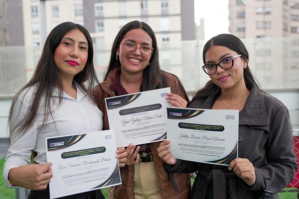 Las jóvenes Luisa Bustamante, Yeni Mena y Katty Ponce fueron seleccionadas entre el selecto grupo de 10 colombianos que participaron en la Escuela de Verano: Puertos y Logística en Rotterdam. Foto Unimagdalena