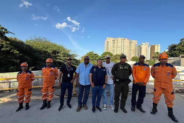 Funcionarios de Corpamag, Ogricc y Defensa Civil lideraron trabajo de retiro de desechos en el rio Manzanares. FOTO cortesía Corpamag