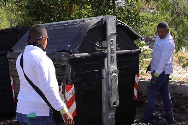 Funcionarios de Essmar realizando una inspección a las condiciones en que e encuentran los contenedores de basura en el distrito. Foto Essmar 