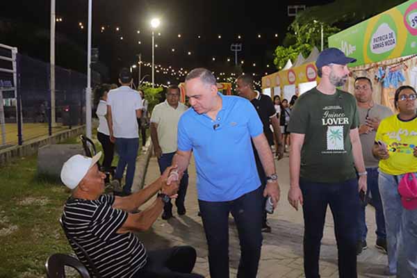 Carlos Pinedo Cuello, Alcalde de Santa Marta, en compañía de Carlos Jaramillo Ríos, secretario de Desarrollo Económico y Competitividad, recorriendo los stands ubicados en el Samafest. Foto Alcaldía 