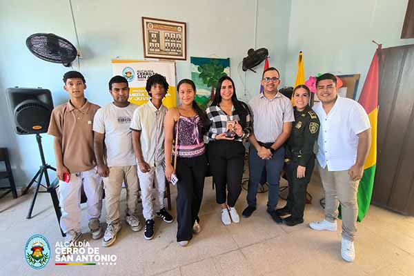 Este es el grupo de los nuevos Consejeros municipales de la Juventud. Foto Alcaldía de Cerro de San Antonio.