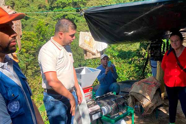 Funcionarios de la  ART instruyendo a los cafeteros de la zona. Foto: Agencia de Renovación de Territorio 