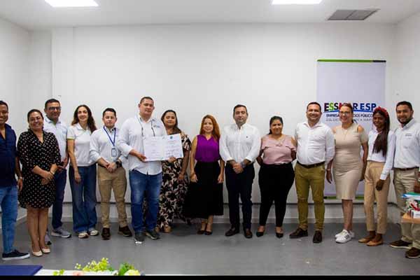 Funcionarios de la Empresa Essmar con la certificación ISO 9001:2015, otorgada por Icontec. Foto Essmar 