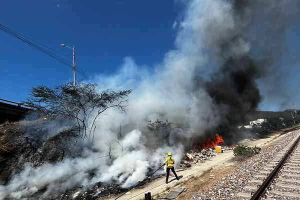 Las emergencias se presentaron en distintos sectores como Gaira, el puente de la Bomba Zuca, la Vía Alterna, Ziruma, El Rodadero y el cerro de La Lucha. Foto Bomberos Las emergencias se presentaron en distintos sectores como Gaira, el puente de la Bomba Zuca, la Vía Alterna, Ziruma, El Rodadero y el cerro de La Lucha. Foto Bomberos